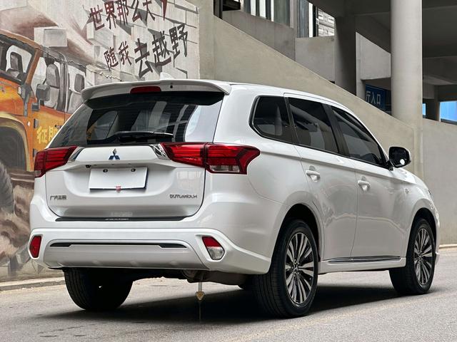 Mitsubishi Outlander - фото 4