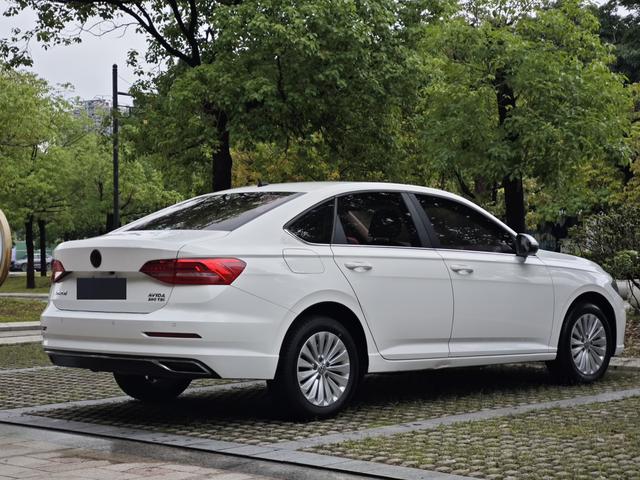 Volkswagen Lavida - фото 3