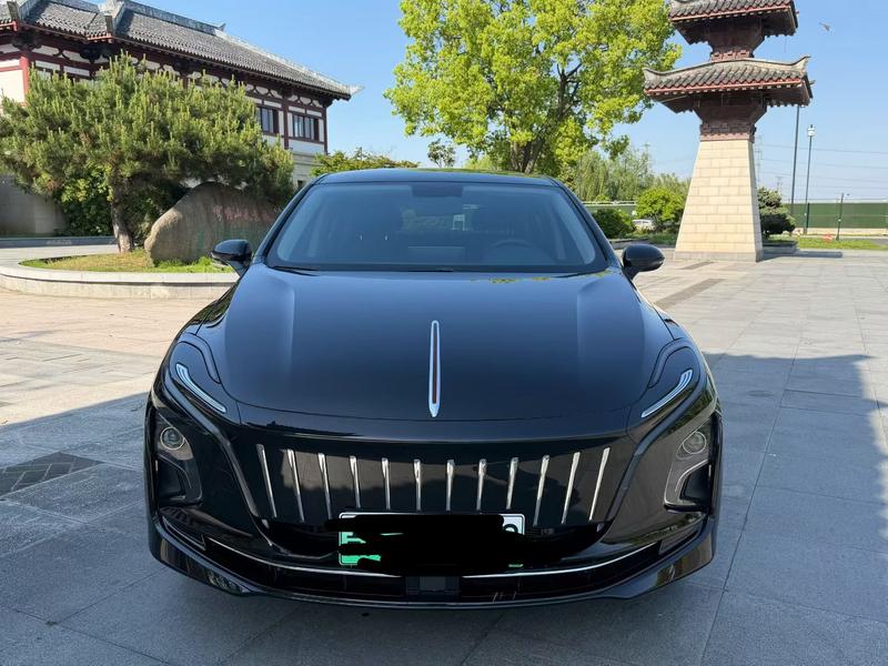Hongqi E-QM5 - фото 1