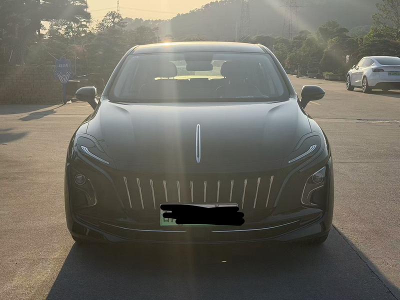 Hongqi E-QM5 - фото 1