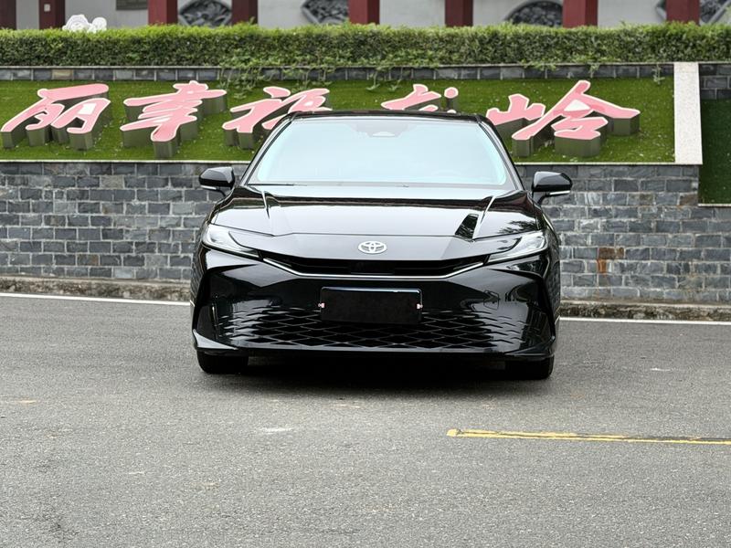 Toyota Camry - фото 1