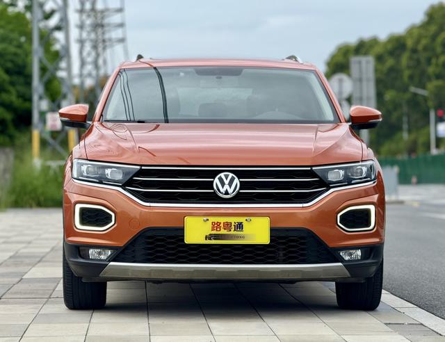 Volkswagen T-Roc - фото 1