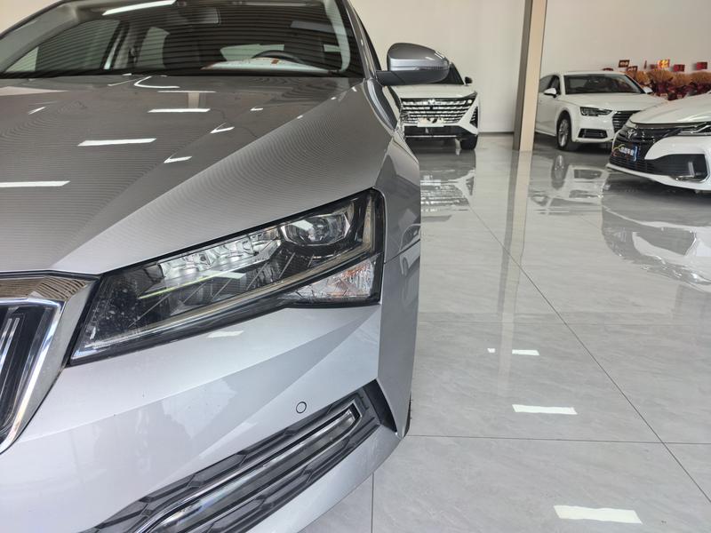 Skoda Superb - фото 4
