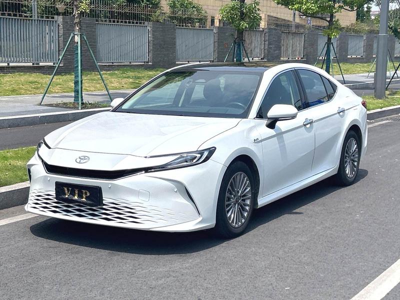 Toyota Camry - фото 0