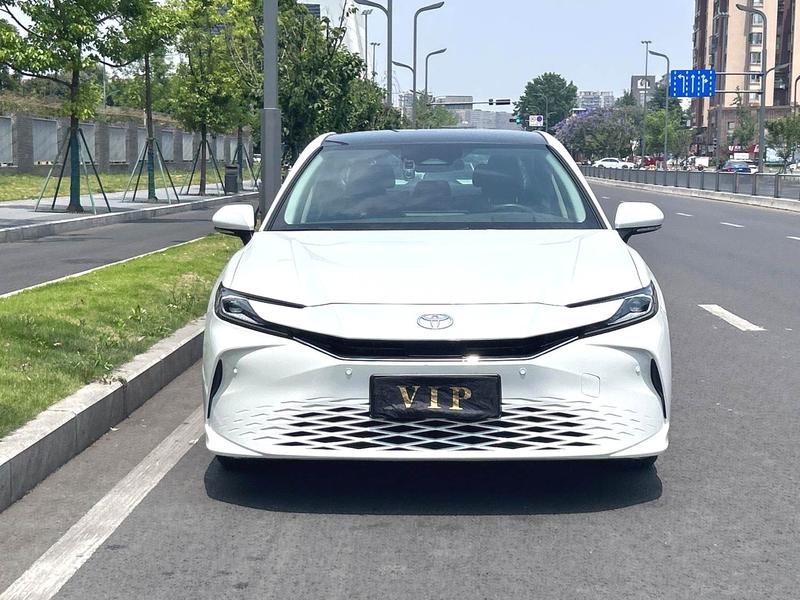 Toyota Camry - фото 1