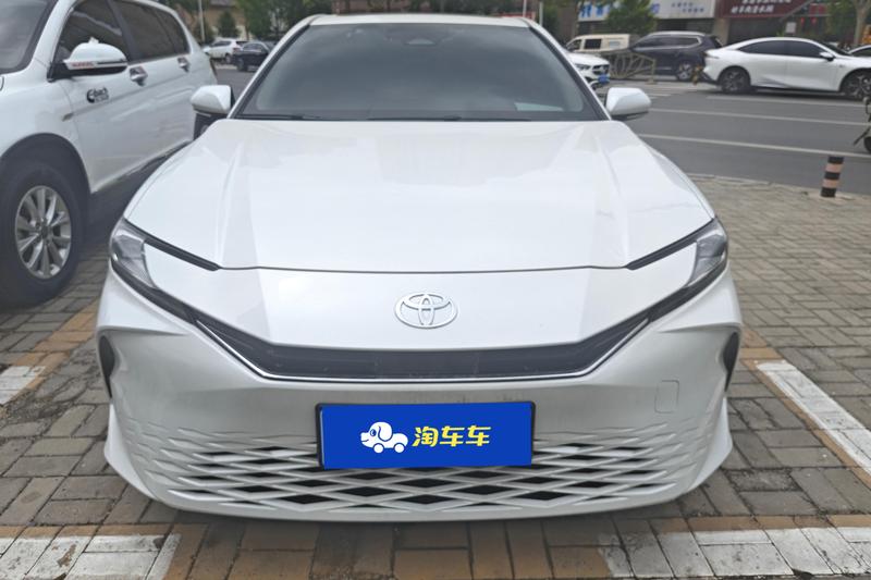 Toyota Camry - фото 1