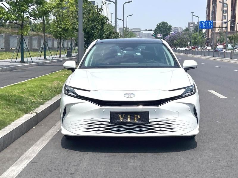 Toyota Camry - фото 1