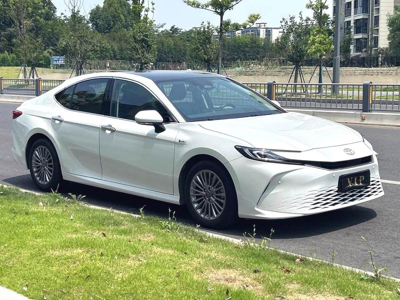Toyota Camry - фото 2