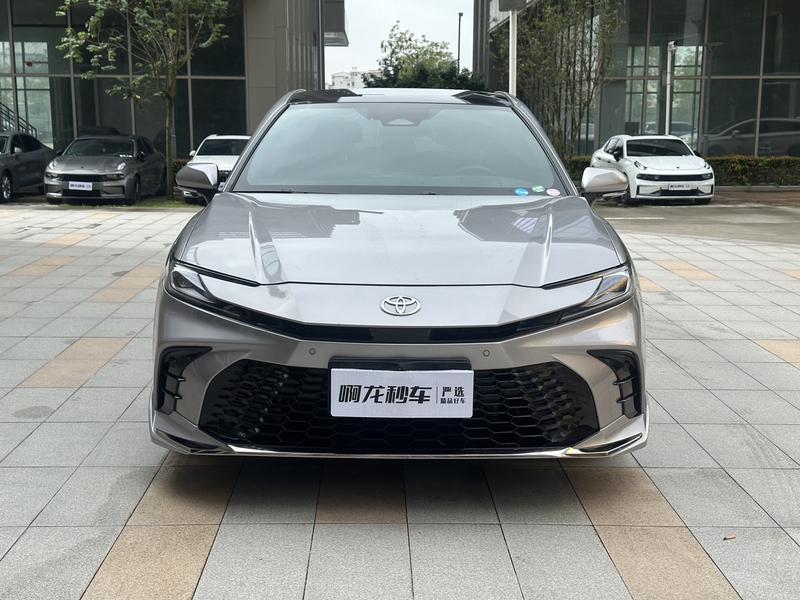 Toyota Camry - фото 1