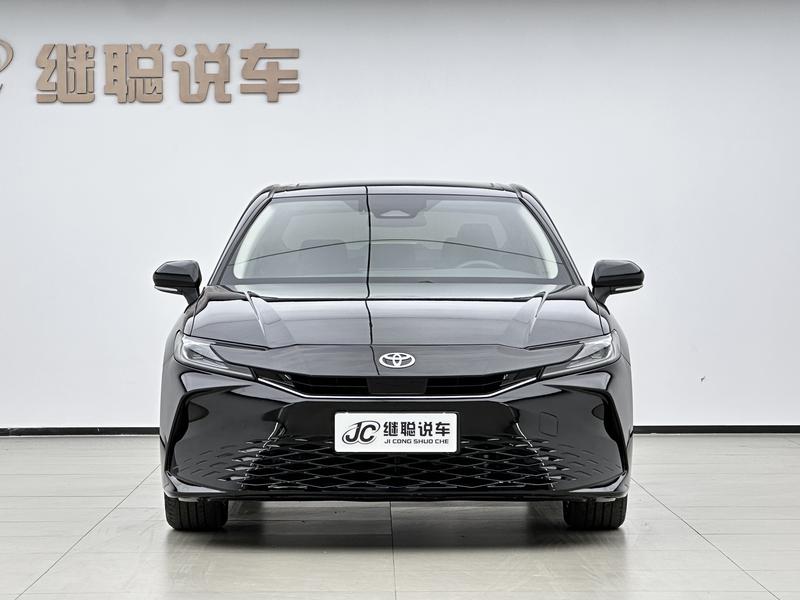 Toyota Camry - фото 1