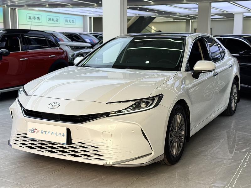 Toyota Camry - фото 0