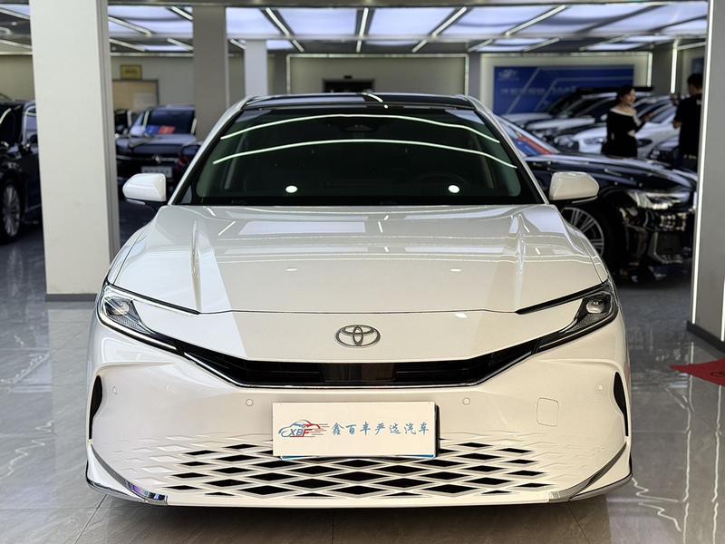 Toyota Camry - фото 1