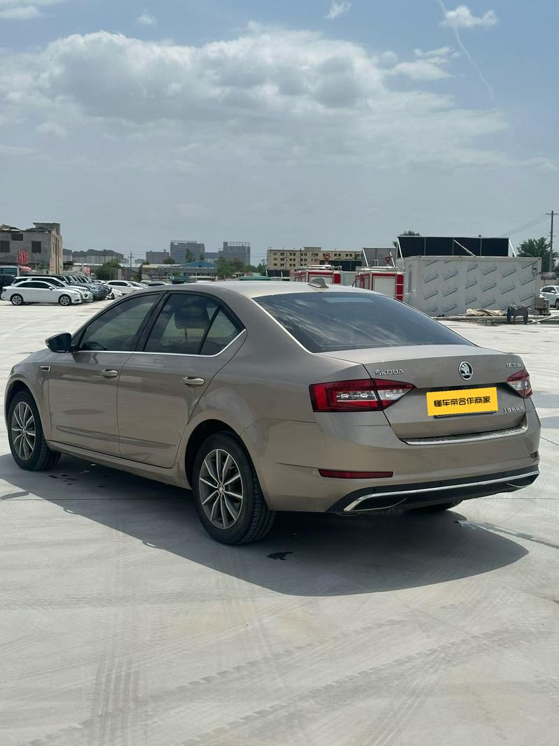 Skoda Octavia - фото 3