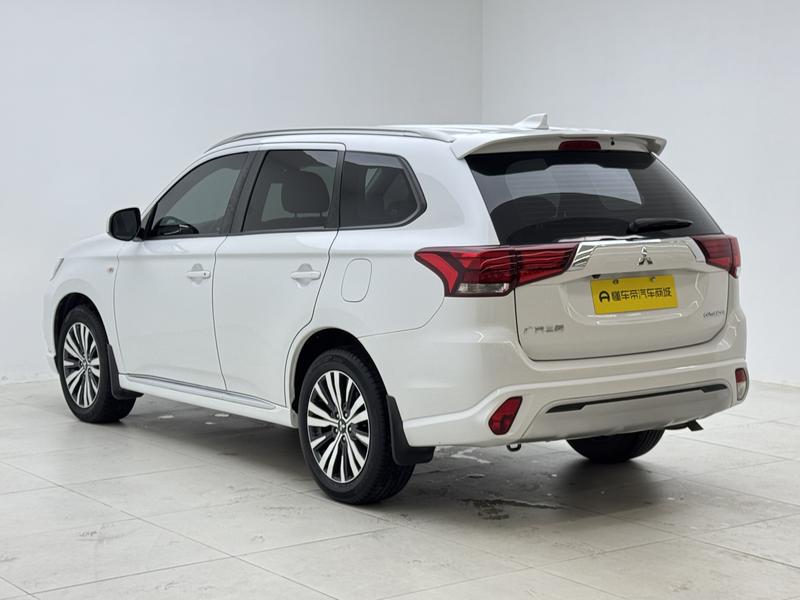 Mitsubishi Outlander - фото 4