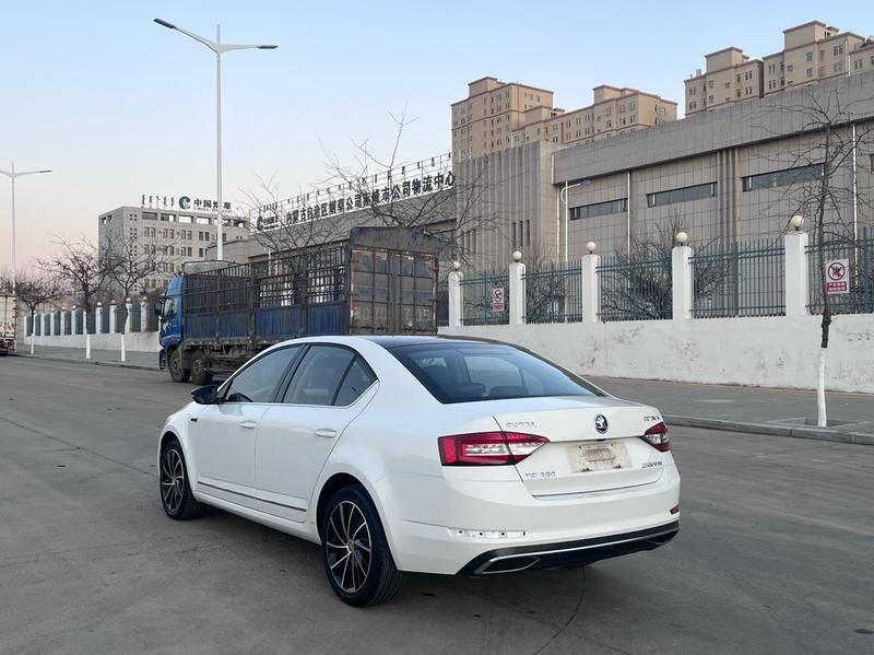 Skoda Octavia - фото 3