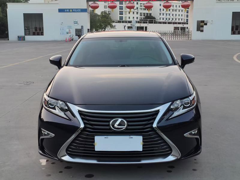 Lexus ES - фото 1