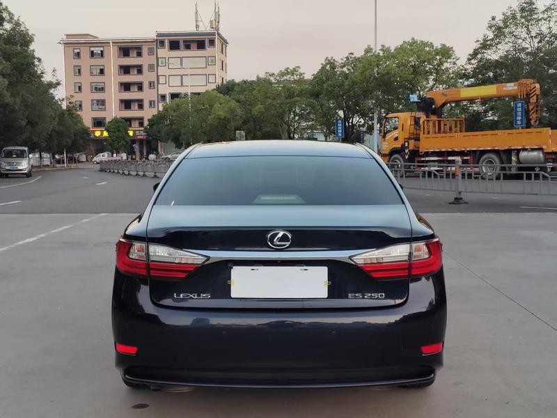 Lexus ES - фото 4