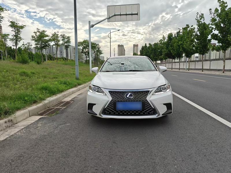 Lexus CT - фото 1