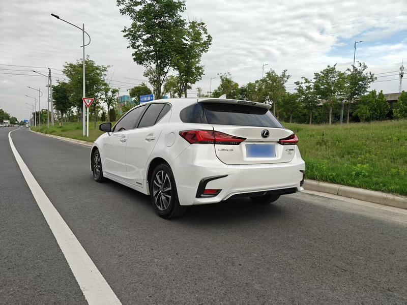 Lexus CT - фото 3