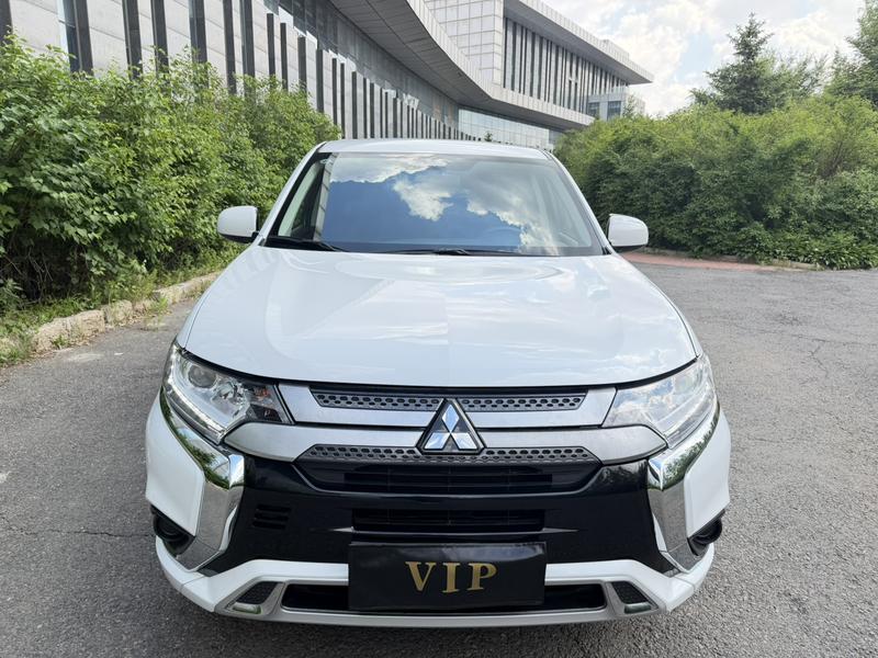 Mitsubishi Outlander - фото 1