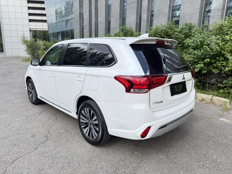 Mitsubishi Outlander - фото 3