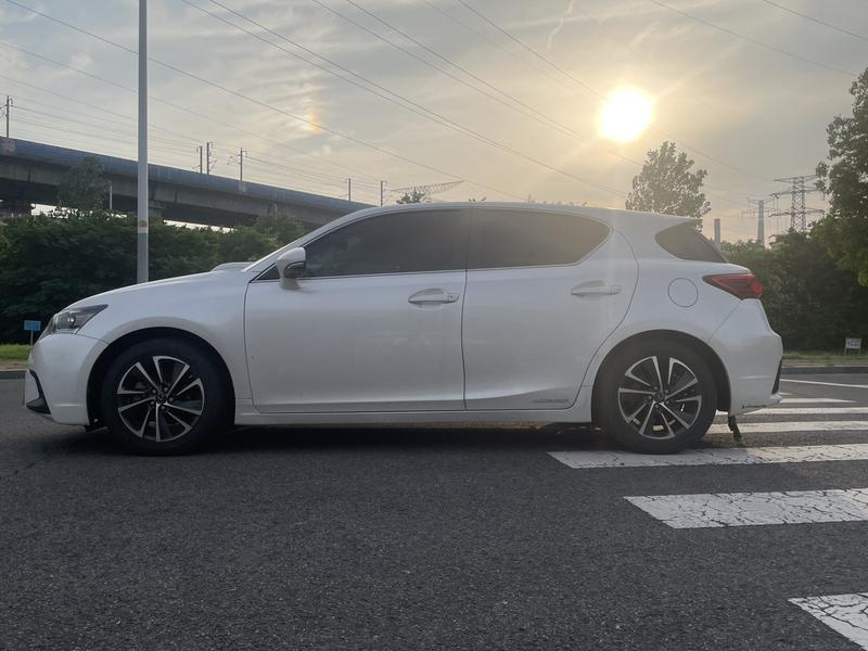 Lexus CT - фото 1