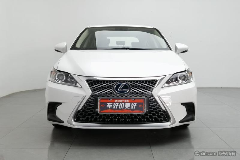 Lexus CT - фото 1