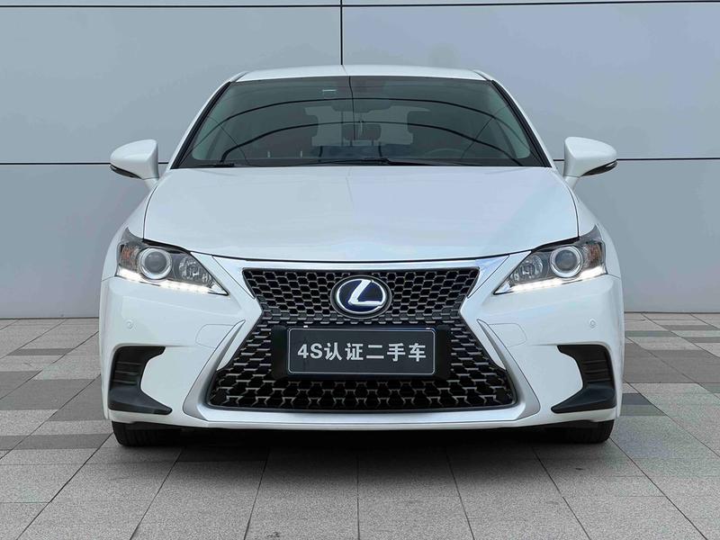Lexus CT - фото 1