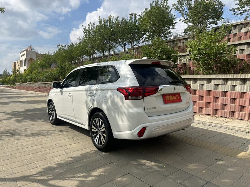 Mitsubishi Outlander - фото 3