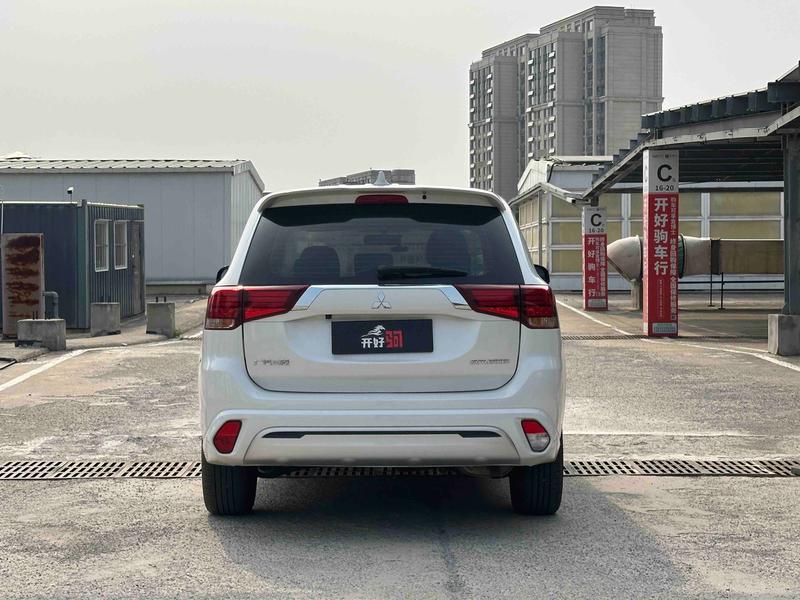 Mitsubishi Outlander - фото 4