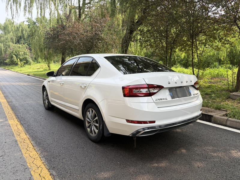 Skoda Octavia - фото 4