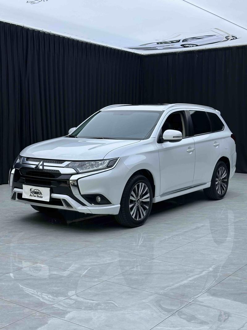 Mitsubishi Outlander - фото 0