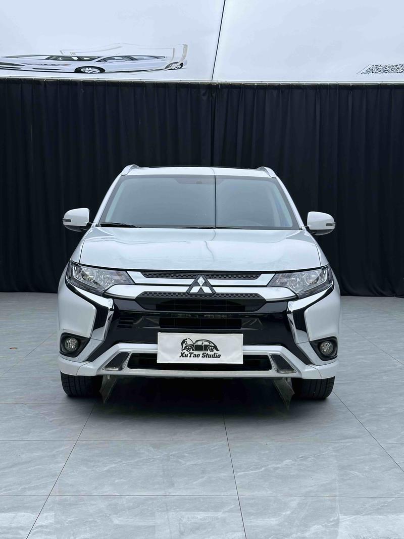 Mitsubishi Outlander - фото 1