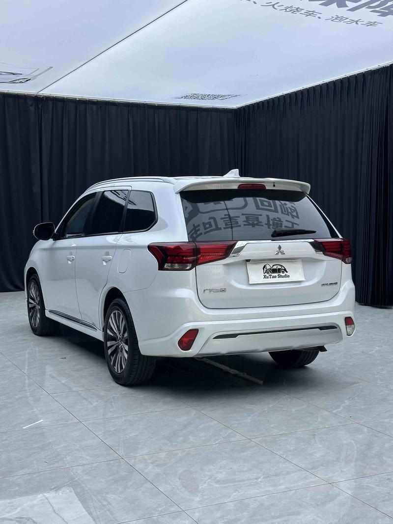 Mitsubishi Outlander - фото 4