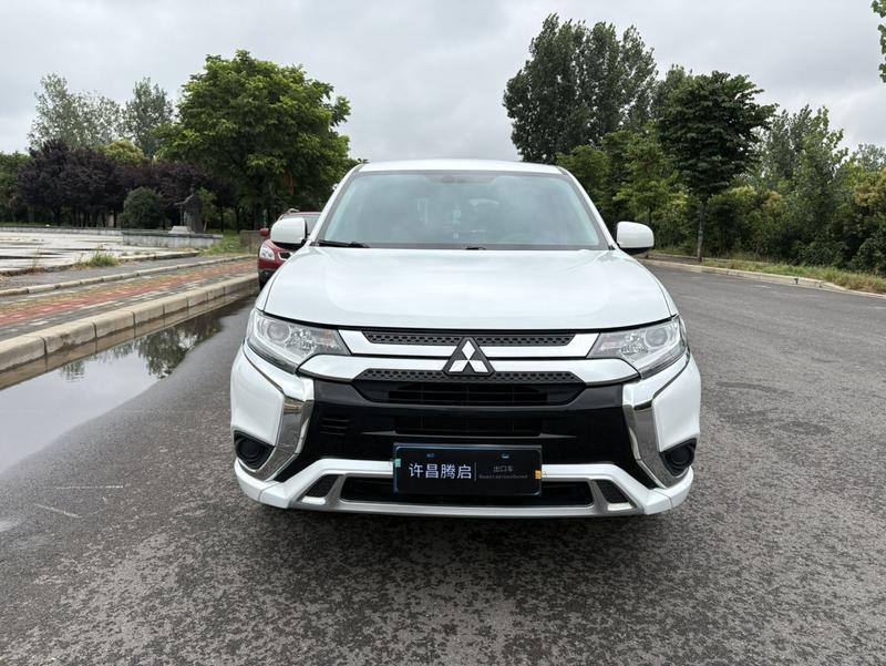 Mitsubishi Outlander - фото 1