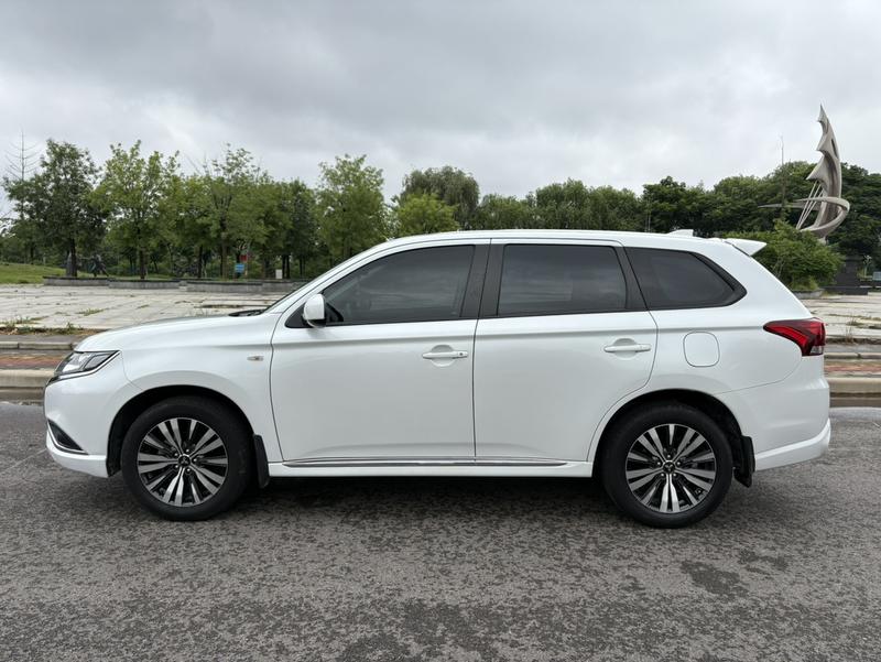 Mitsubishi Outlander - фото 3