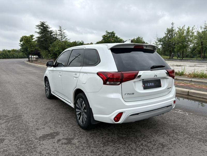 Mitsubishi Outlander - фото 4