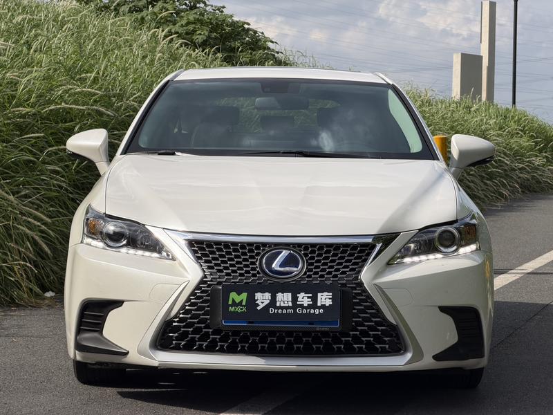 Lexus CT - фото 1