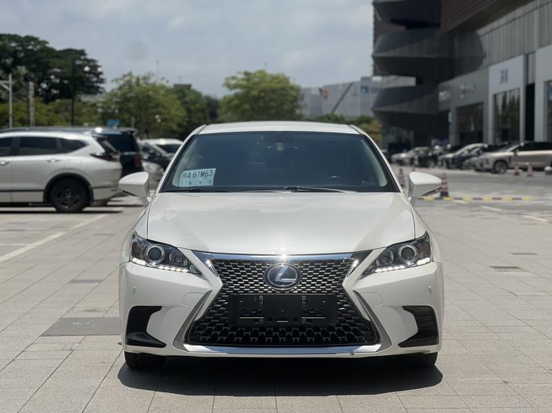 Lexus CT - фото 1