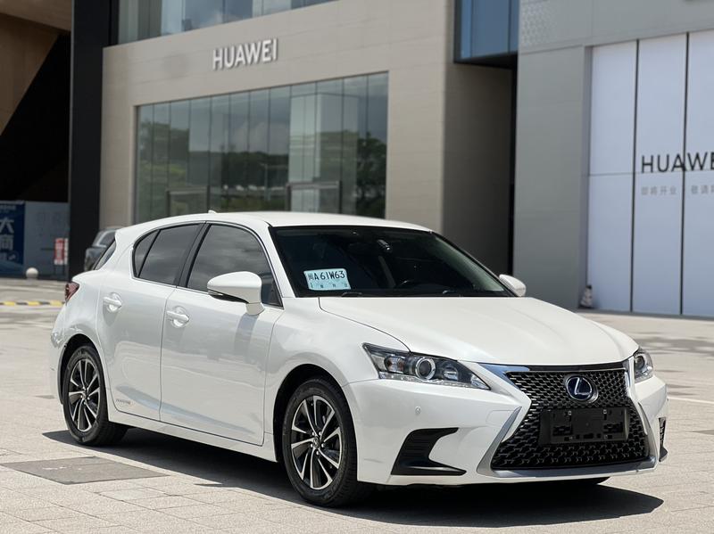 Lexus CT - фото 2