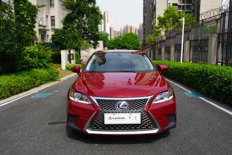 Lexus CT - фото 1