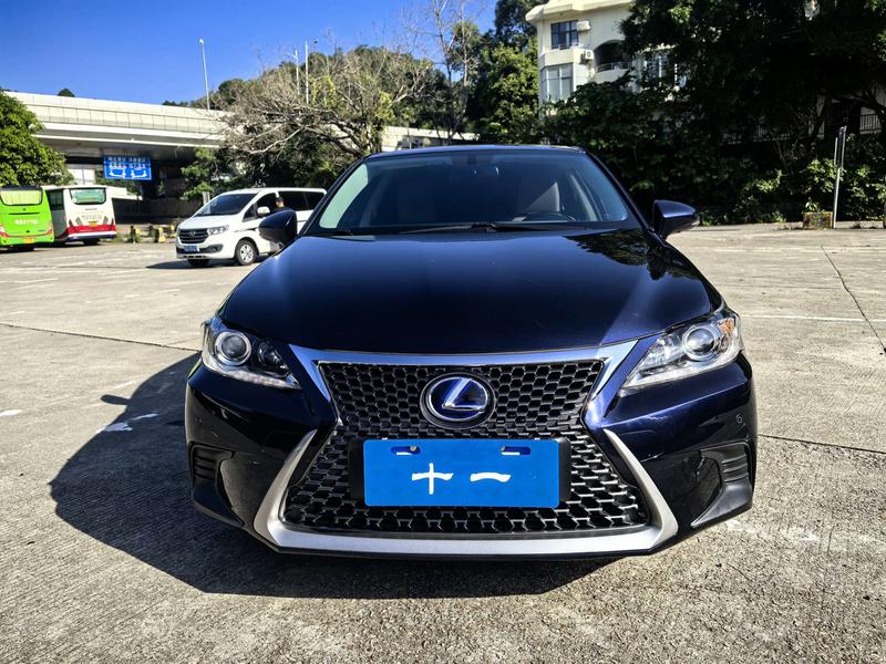 Lexus CT - фото 1