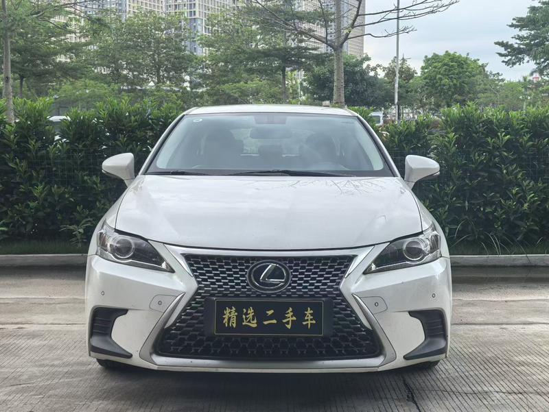 Lexus CT - фото 1
