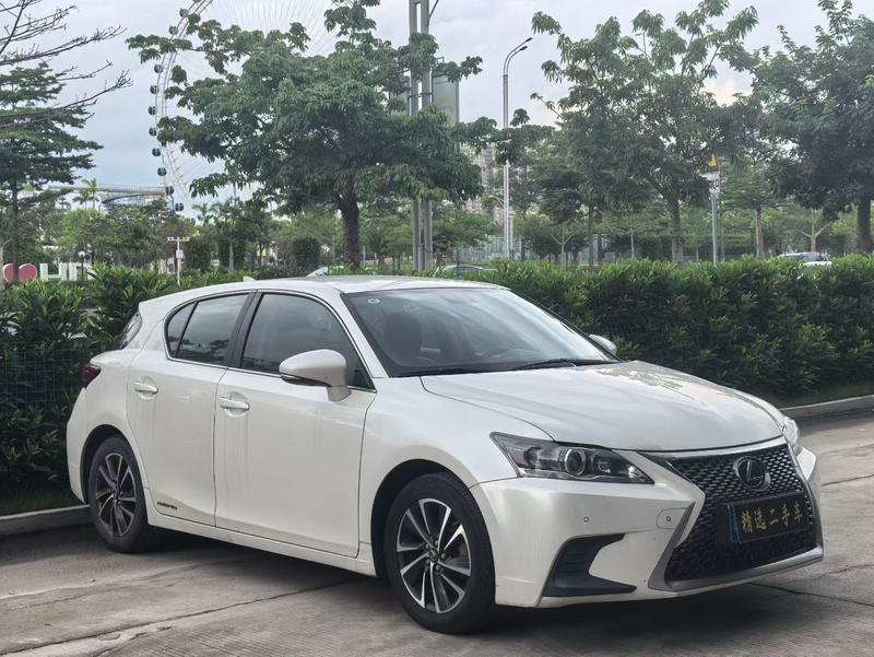 Lexus CT - фото 2