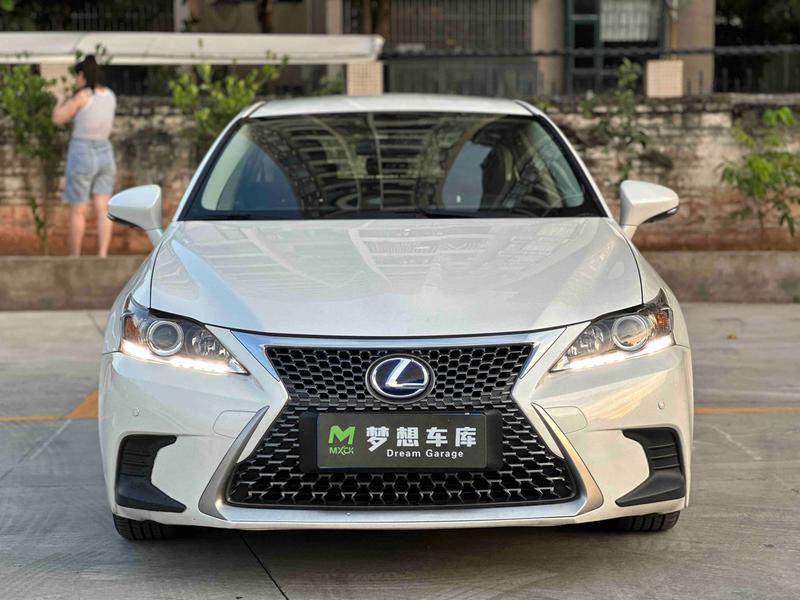 Lexus CT - фото 1