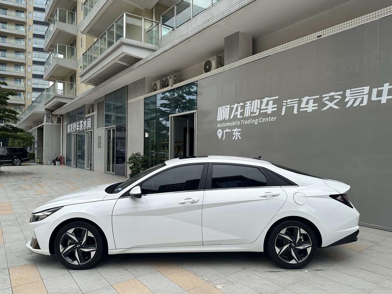 Hyundai Elantra - фото 2