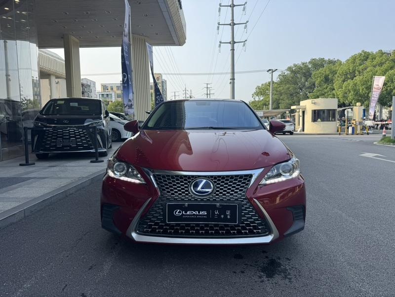Lexus CT - фото 1