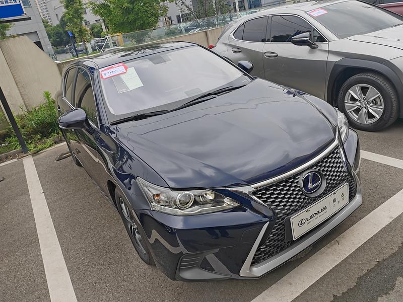 Lexus CT - фото 1
