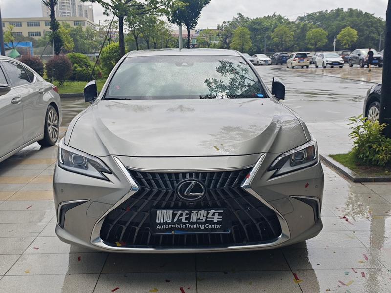 Lexus ES - фото 1