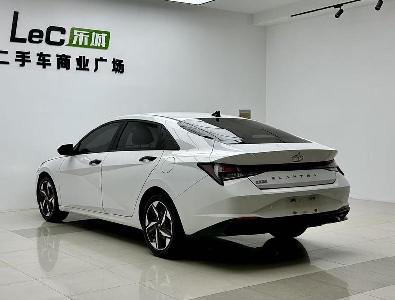 Hyundai Elantra - фото 3